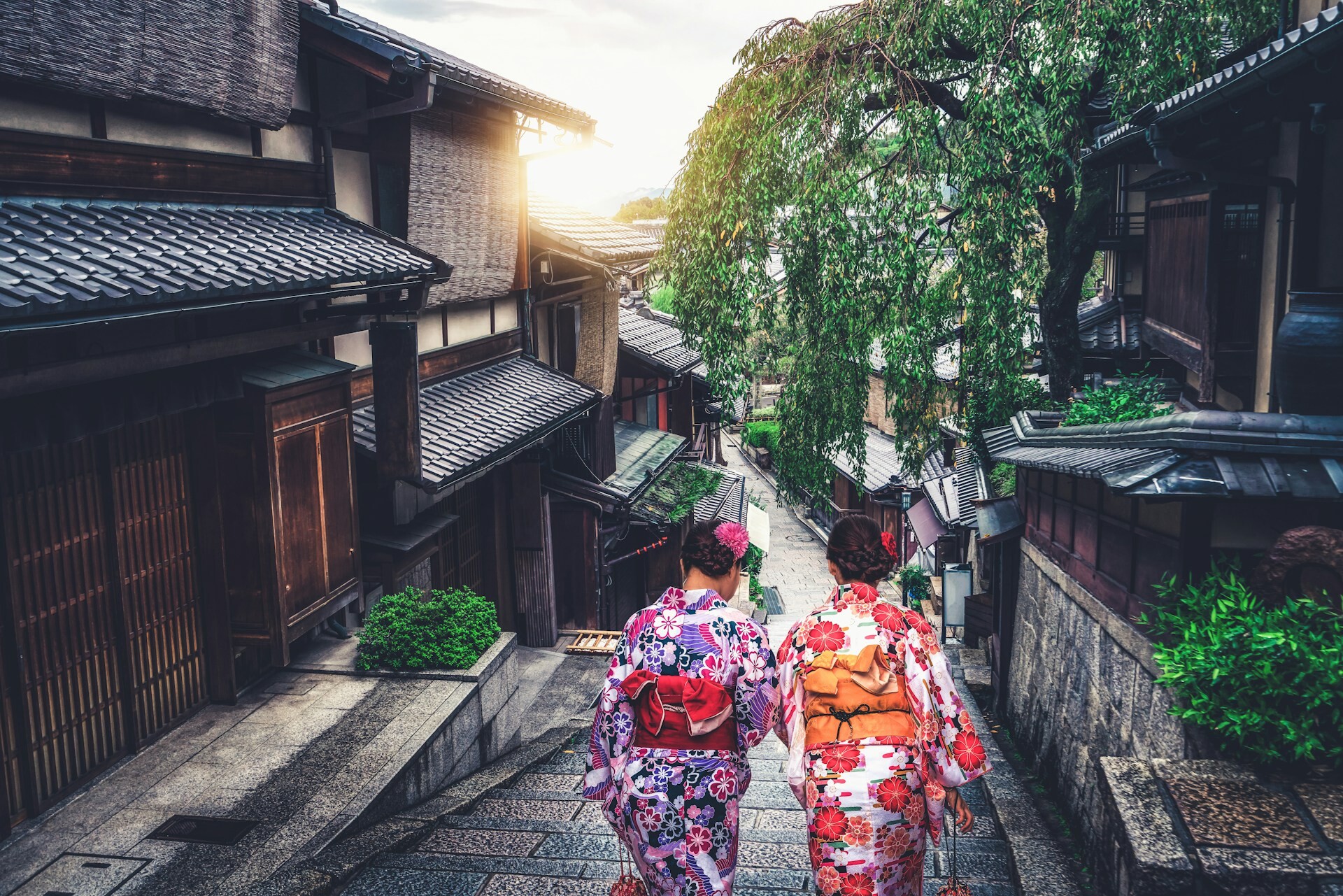 Women in kimono - Kyoto - feature