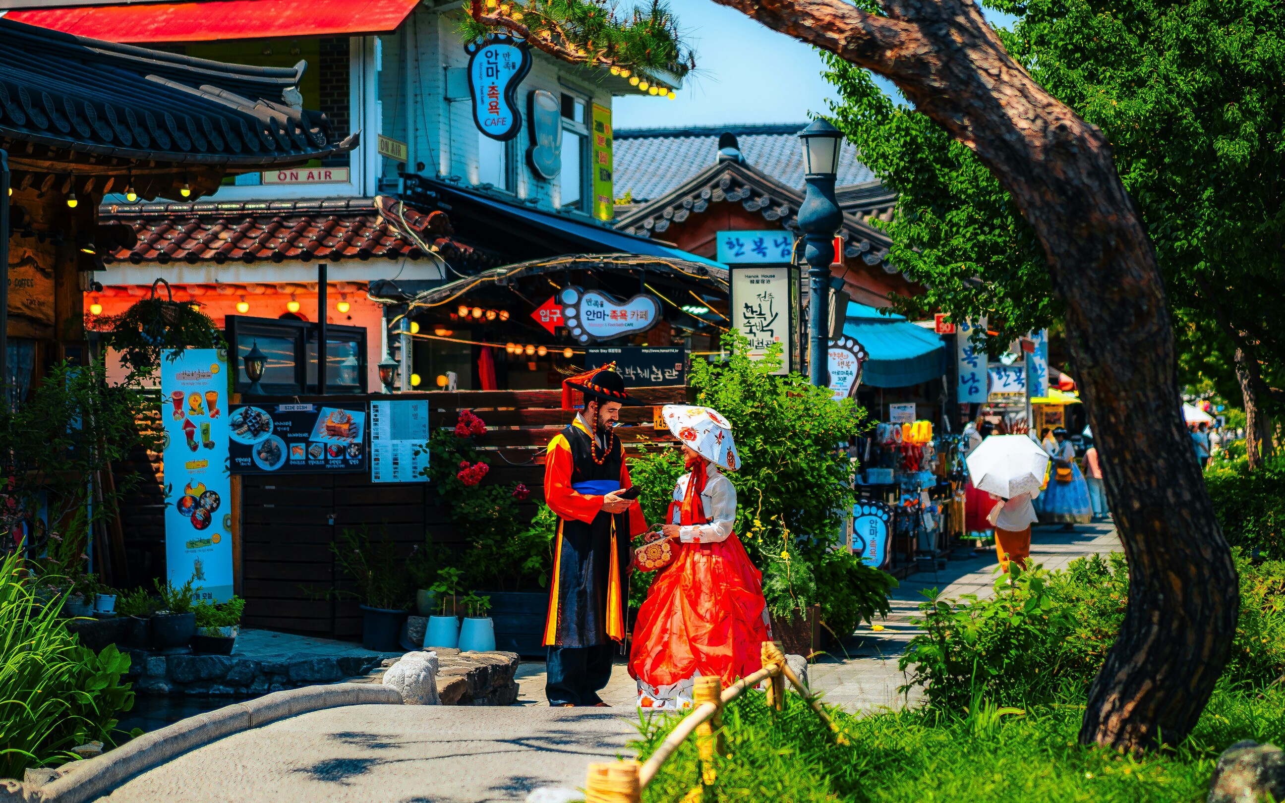 Seoul traditional dress view - featured