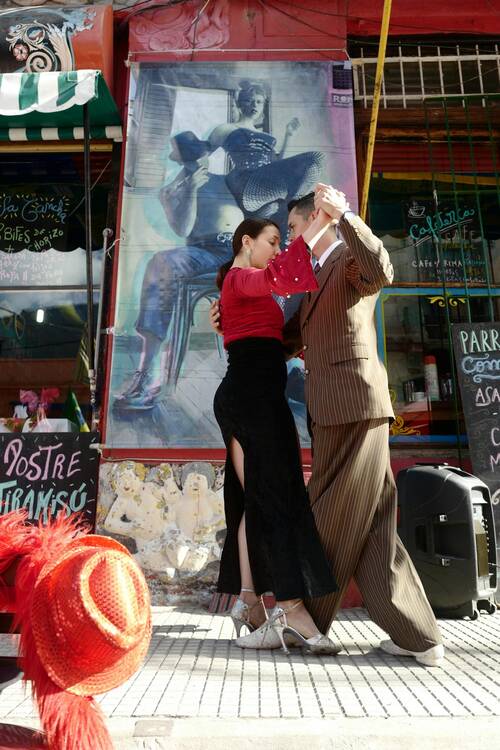 Couple tangoing in the streets - Buenos Aires