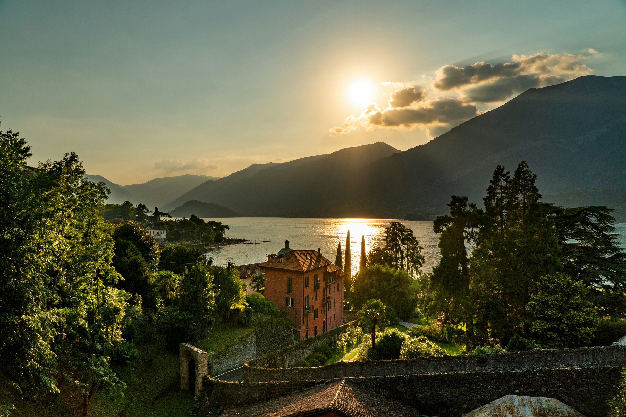 Lake Como sunrise - featured