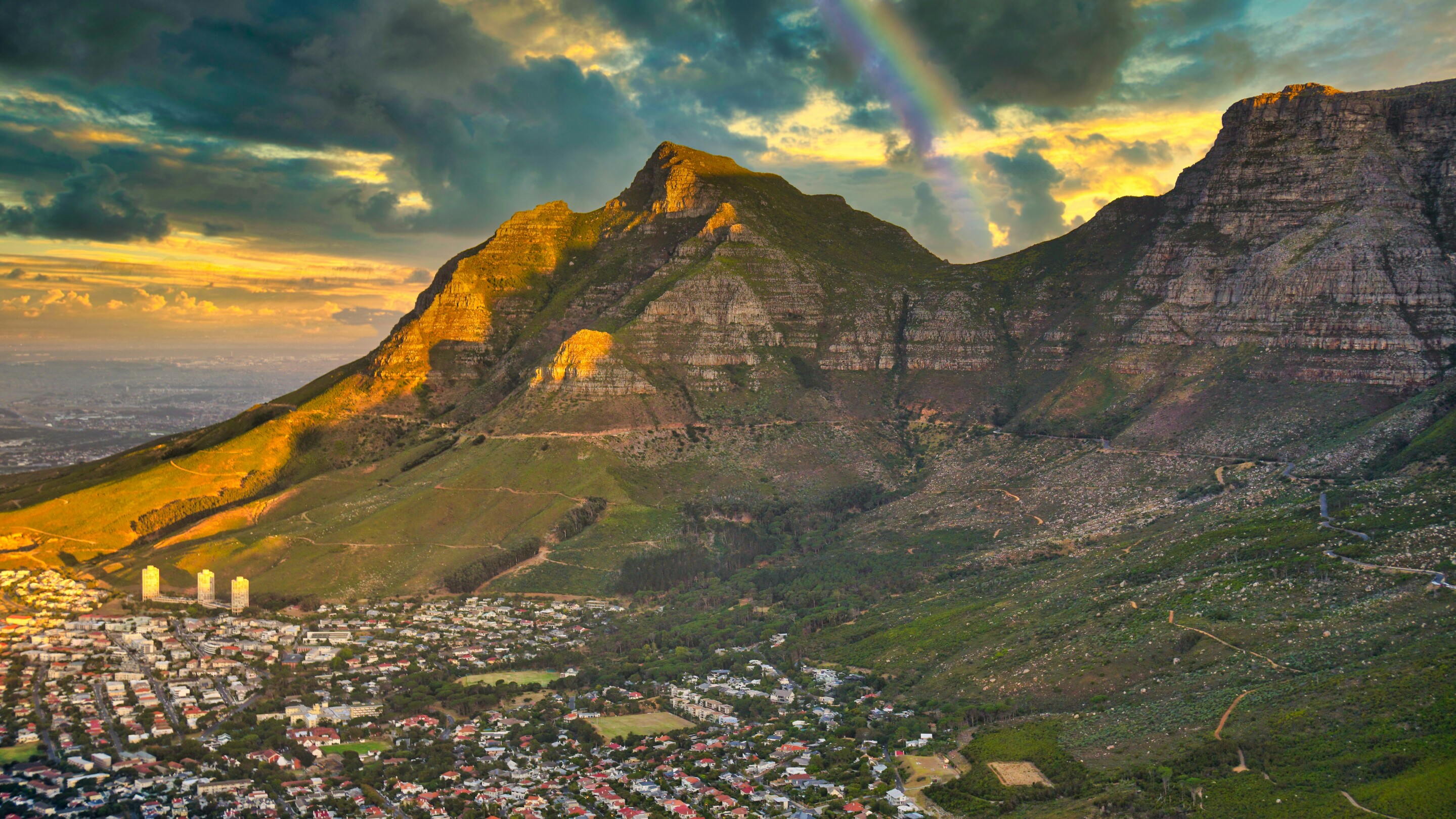 Cape Town, Table Mountain with rainbow - feature