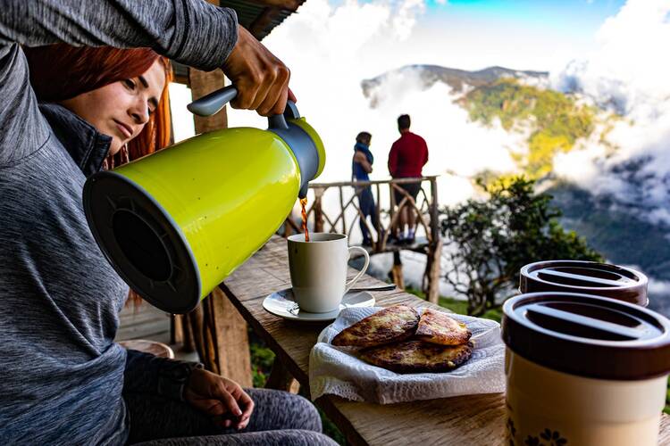 San José - woman with food / coffee