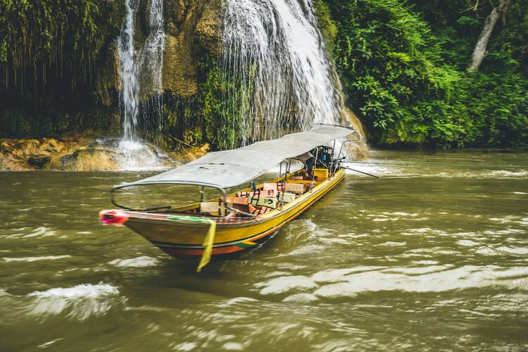 Kanchanaburi - long-tail boat
