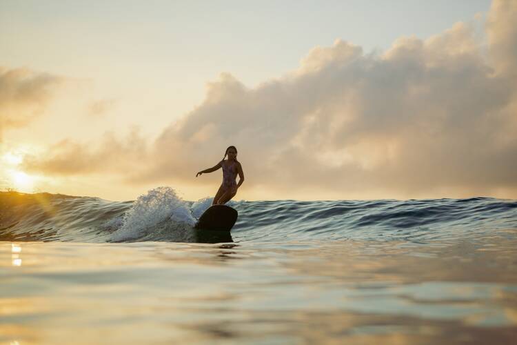 Woman surfing (generic) - featured